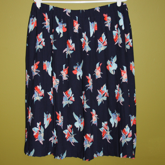 Ava & Viv Dresses & Skirts - NWOT Ava & Viv 3X Floral Navy Blue Pleated Skirt